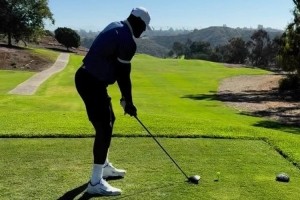 精益求精⛳️詹姆斯晒继续练习高尔夫 打磨挥杆动作