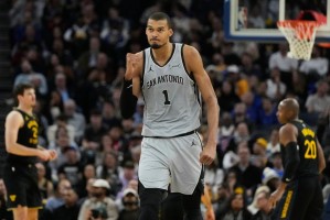 app下载-文班亚马26+9福克斯27+8 马刺力克勇士六连胜