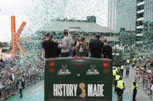 体育视频直播-等待了半世纪的狂欢！密尔沃基万人空巷庆雄鹿登顶